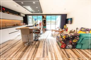 Design YourHostHelper