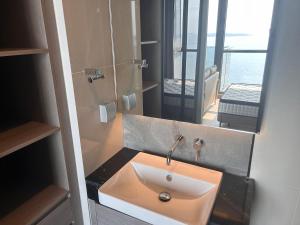 Top Floor New Amazing Studio with Sea View