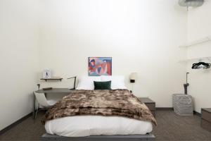 Cream City 2BR Apt - Just 3 Blocks to Fiserv with Gym and Parking