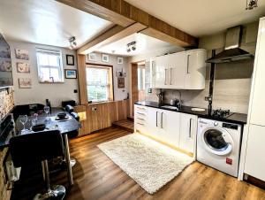 Ramsgate Seafront Apartment with Jacuzzi Bath & Pool Table