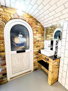 Ramsgate Seafront Apartment with Jacuzzi Bath & Pool Table