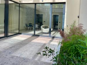Patio Urbano - Oasi di vetro e quiete