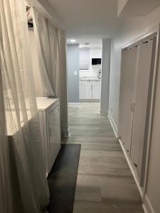 NEW Quiet Intwn Apt WITH Private Entry, Bath & Patio