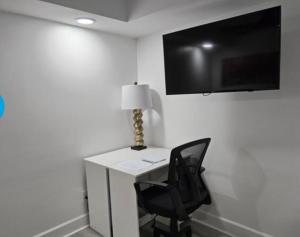 NEW Quiet Intwn Apt WITH Private Entry, Bath & Patio