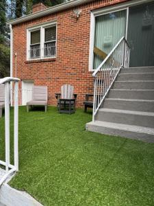 NEW Quiet Intwn Apt WITH Private Entry, Bath & Patio