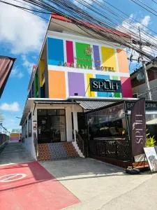 Rainbow Rooms front of Haad Rin Queen Ferry - Amphoe Koksamui