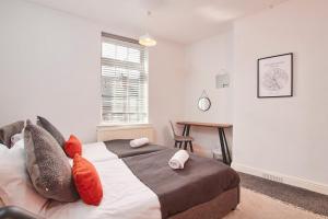Charming House - Close to City Centre - Free Parking, Self-Check-In, Fast Wifi and Smart TV by Yoko Property