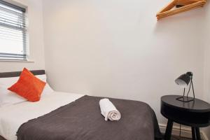 Charming House - Close to City Centre - Free Parking, Self-Check-In, Fast Wifi and Smart TV by Yoko Property