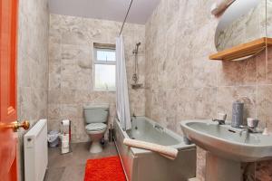 Charming House - Close to City Centre - Free Parking, Self-Check-In, Fast Wifi and Smart TV by Yoko Property