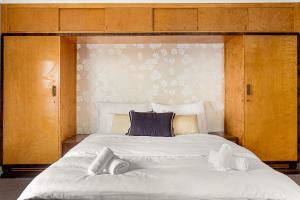 Dinbnb Homes I Luxury Villa with Hot Tub & Views