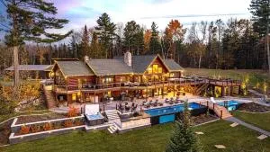 Sleeps 110 - Private Lodge on Long Lake - 16,000SF - 海沃德