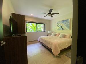 Seaview Roof Pool, Gym Onsite, 4 Blocks to 5th Ave