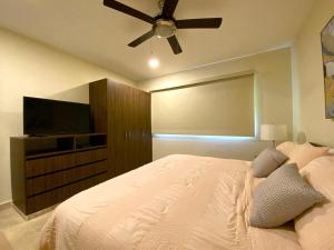 Seaview Roof Pool, Gym Onsite, 4 Blocks to 5th Ave