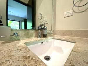 Seaview Roof Pool, Gym Onsite, 4 Blocks to 5th Ave