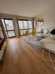 7 min walk to metro la défense, 2BDs parking