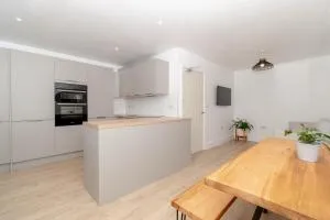 Luxury Town House Huddersfield - Sleeps 6-Parking - Kirkheaton