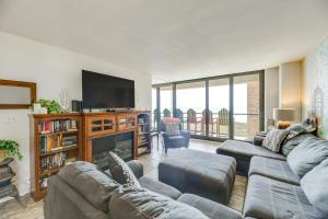 7th-Floor Oceanfront Unit with Pools in Port Aransas