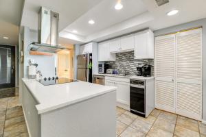 7th-Floor Oceanfront Unit with Pools in Port Aransas