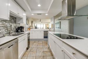 7th-Floor Oceanfront Unit with Pools in Port Aransas