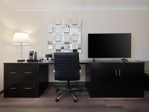 Standard King Room room in Crowne Plaza Suffern-Mahwah an IHG Hotel