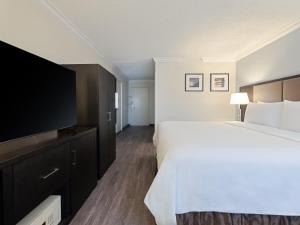 Standard King Room with Roll-In Shower - Communications Access room in Crowne Plaza Suffern-Mahwah an IHG Hotel