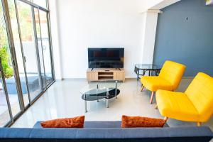 Modern villa with private pool, 1 block from the Ocean