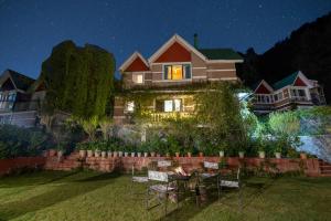 Hostie Romarica - 3BHK family cottage with private Sunset lawn & Gazebo