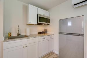 3 Mi to Beach and Pier Pet-Friendly Cape Cod Apt!