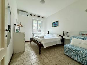 Terrace & Parking - Holiday Home near Fegina Beach