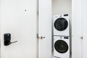 317-1B Sleek Modern 1BR Square WD in Unit