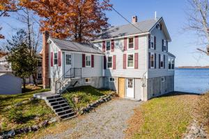 Spacious Lakeside Retreat 4-Bedroom Game Room