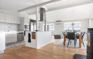 4 Bedroom Stunning Home In Hjørring