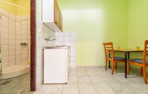 Awesome Apartment In Povljana With Wifi