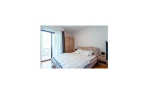 5 Bedroom Lovely Apartment In Grljevac