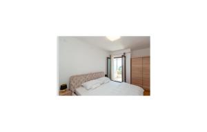 5 Bedroom Lovely Apartment In Grljevac