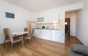 Gorgeous Apartment In Posedarje