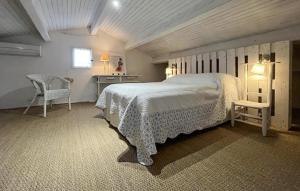 Maisons de vacances Stunning Home In Roquemaure : Maison de Vacances 4 Chambres