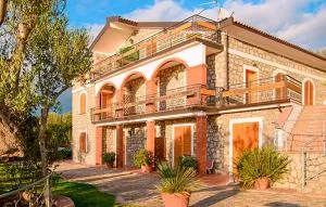 Awesome Apartment In Ascea With House Sea View - Ascea