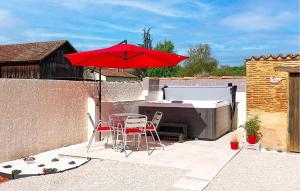 Maisons de vacances Awesome Home In St Pierre D'eyraud : photos des chambres