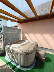 Klimatizált, medencés, jakuzzis nyaraló a Balatonnál!