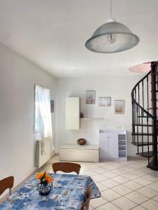 Gorgeous BrandNew Remodeled 2story 5 min from sea!