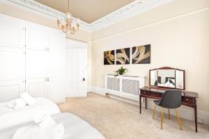 Tranquil Sneyd Park escape with garden views by MyCityHaven