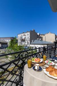 Old Town Luxury Suites with Balcony