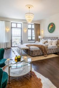 Old Town Luxury Suites with Balcony