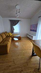 Eraldi maja, hoov, rand lähedal