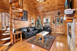 Mama Bear Paw private hot tub two pools