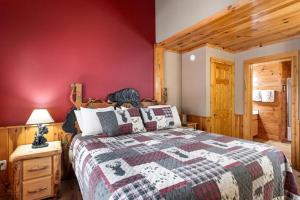 Mama Bear Paw private hot tub two pools