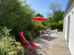 Au cœur de Trégastel, noyée dans la végétation