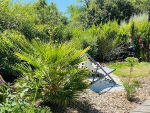 Au cœur de Trégastel, noyée dans la végétation