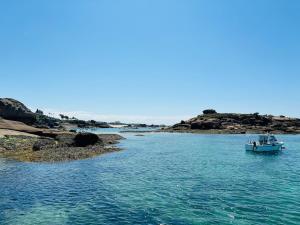Au cœur de Trégastel, noyée dans la végétation